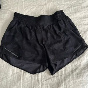 Lululemon Hotty Hot Short II *Long 4"  black camo Sz 10